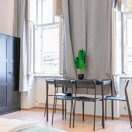 City-Linked 2Br Apartment Near Wiener Stadthalle Exterior photo