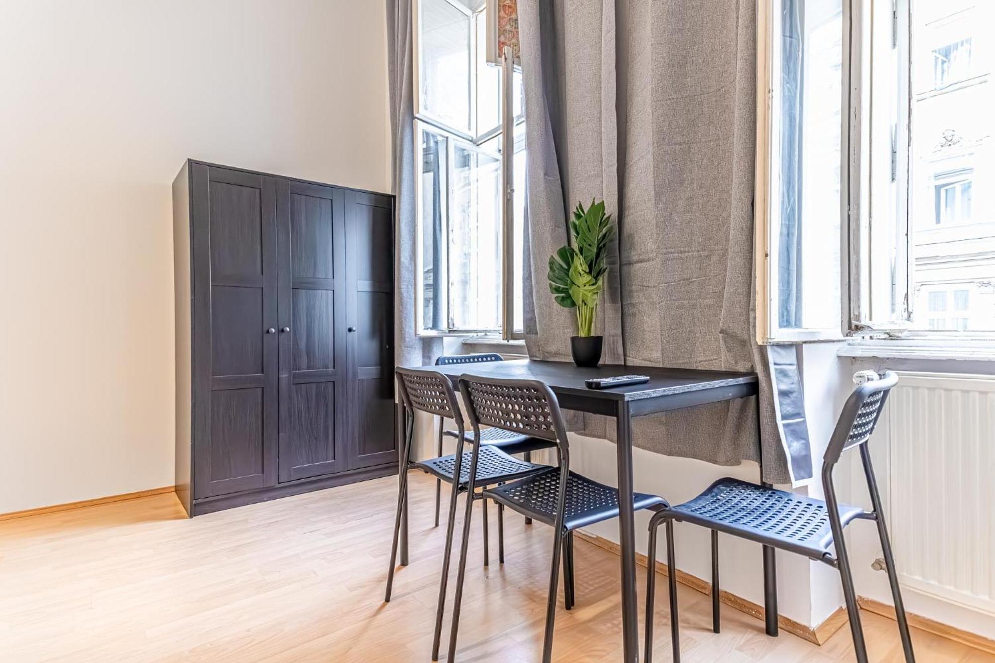 Apartment City-linked 2br Near Wiener Stadthalle Vienna