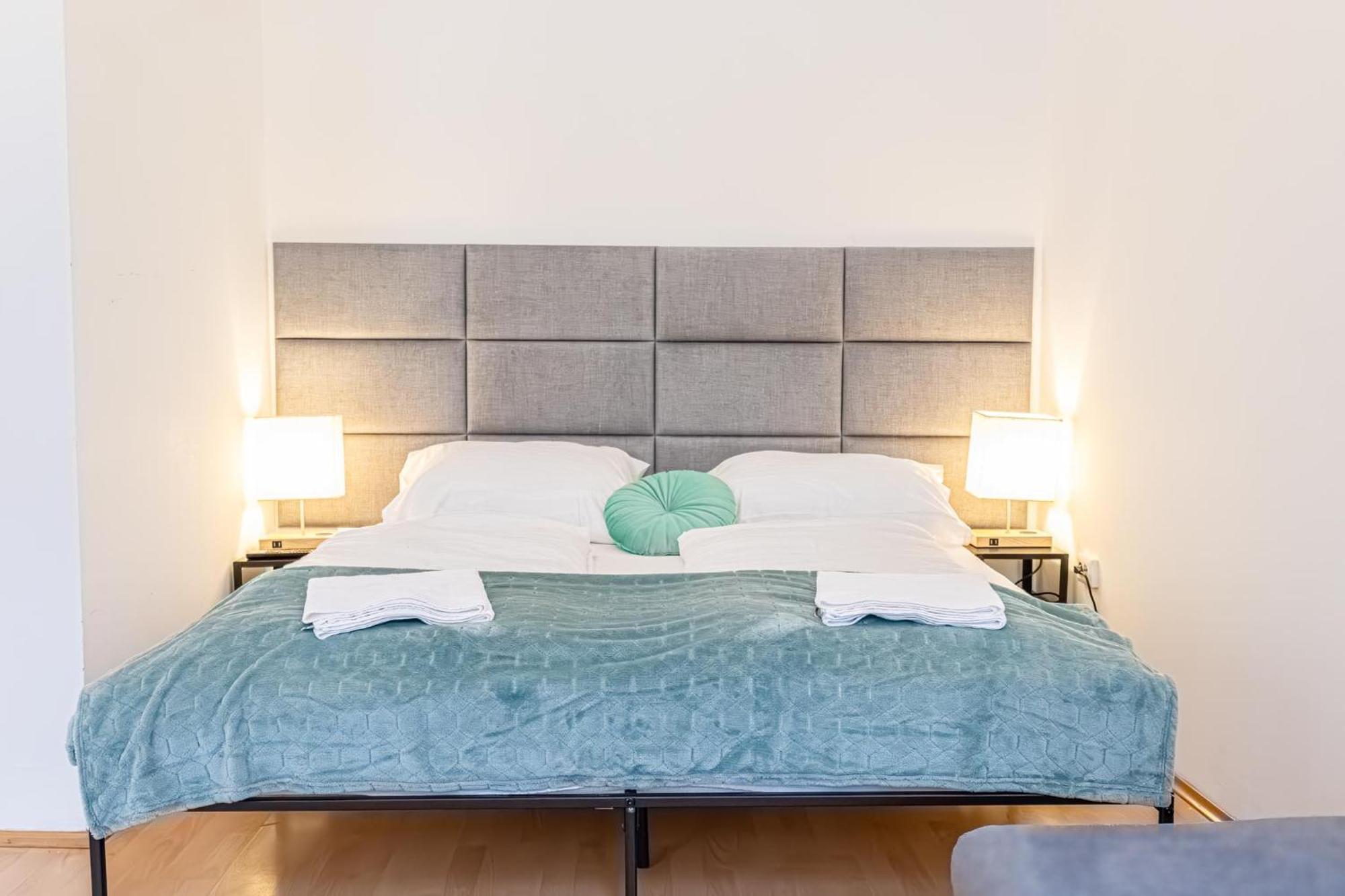 City-linked 2br Near Wiener Stadthalle Apartment